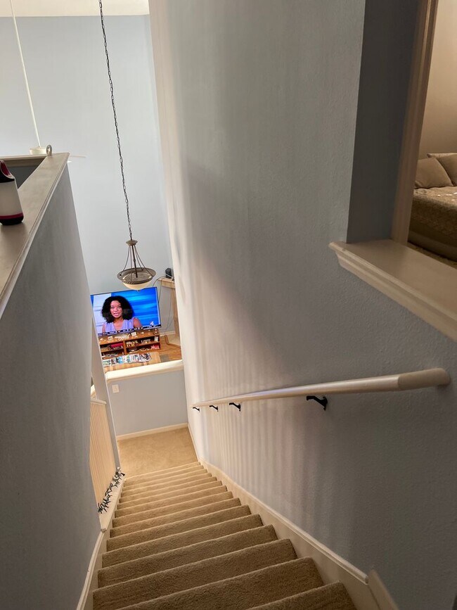 Building Photo - 2 Bed 2.5 Bath