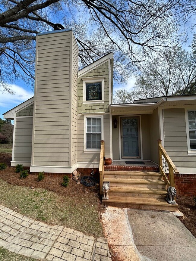 Building Photo - 29 Arrowhead Dr SE