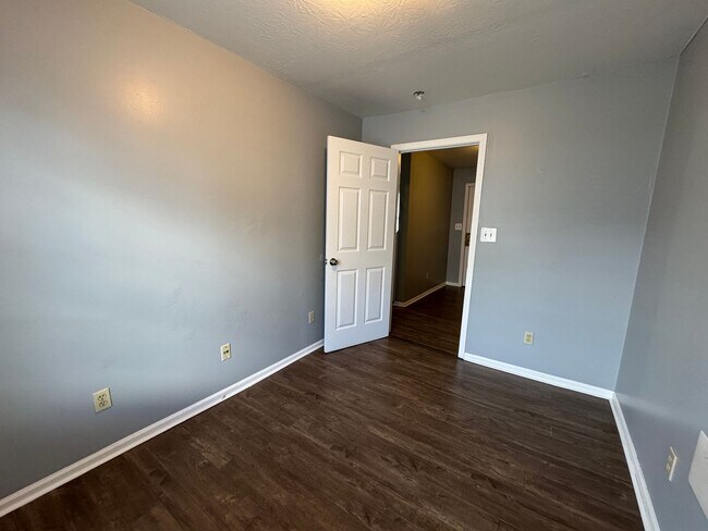 Building Photo - Near Southeast 3 Bedroom 1 Bath