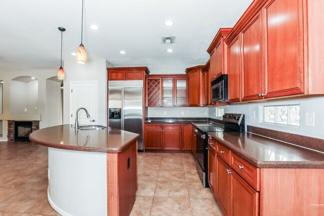 Building Photo - 2221 S Holguin Way