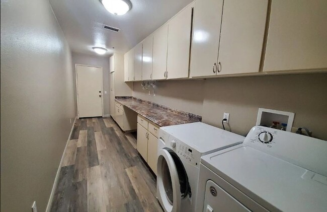 Building Photo - Beautiful 3 Bed 2.5 Bath In Vista