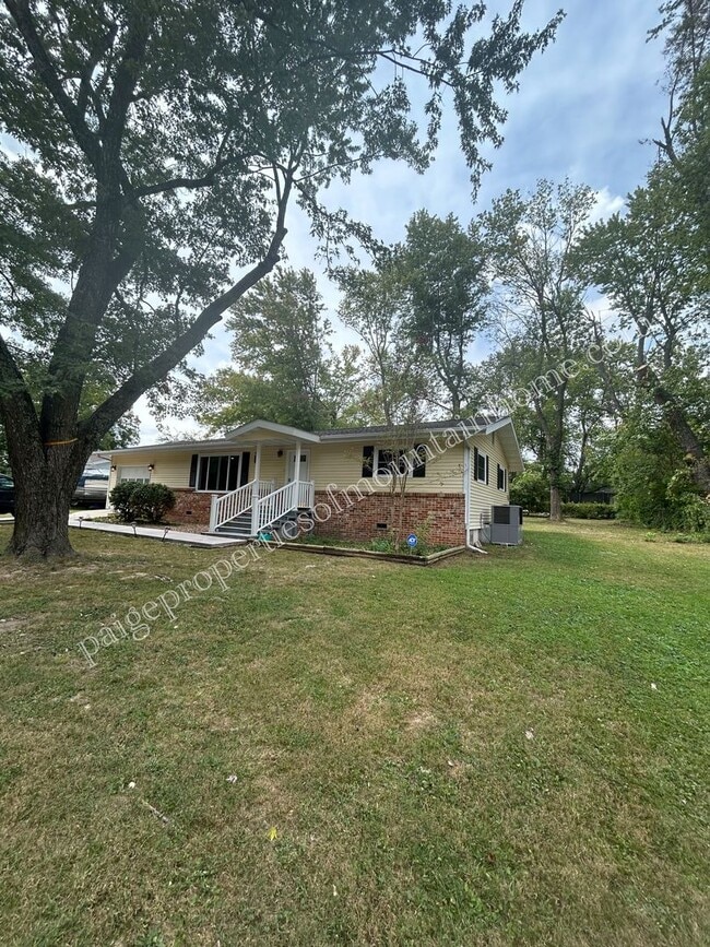 Building Photo - Stunning 4-bedroom, 2-bath Home with Attached Garage