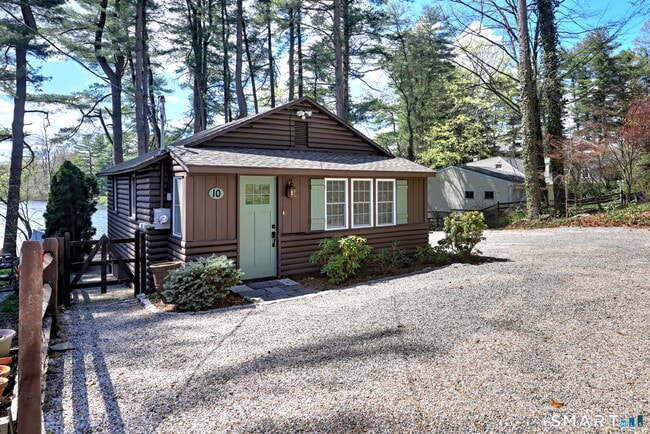 Building Photo - 10 Old Pinewood Trail