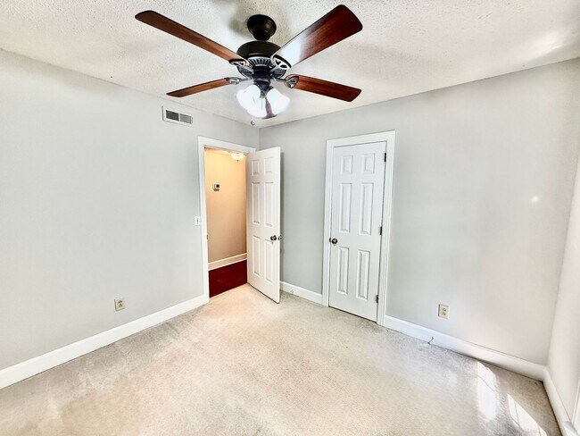 Building Photo - 2 Bedroom Condo on Chapman Mountain