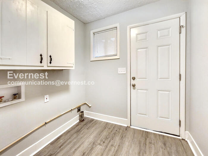 Building Photo - 2672 Northview Ave