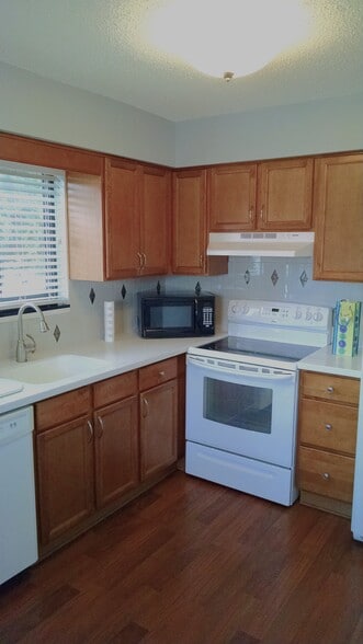 Kitchen - 384 Surrey Hill Way