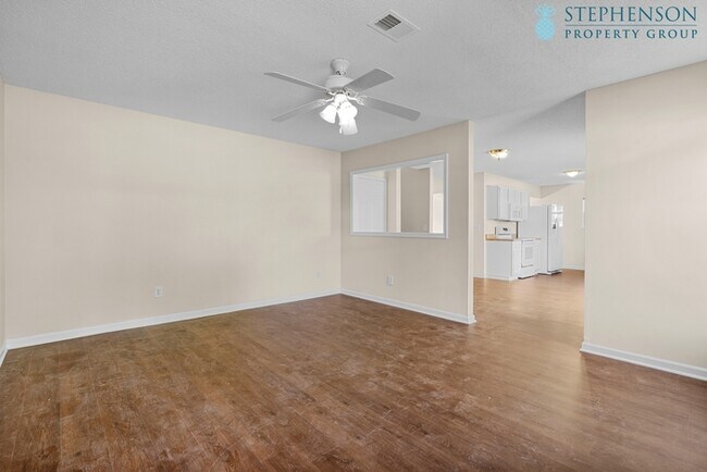 Building Photo - Fully Remodeled in Nov 2025!