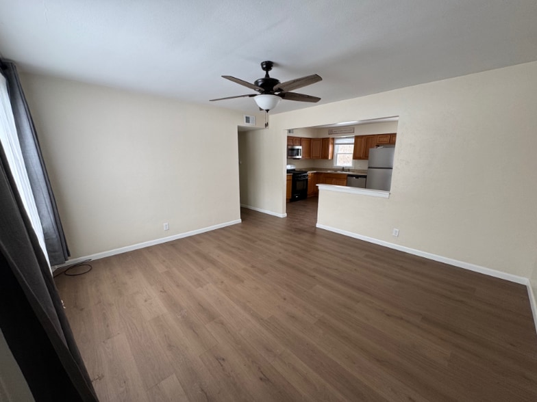 Building Photo - 1415 Hackberry Ln