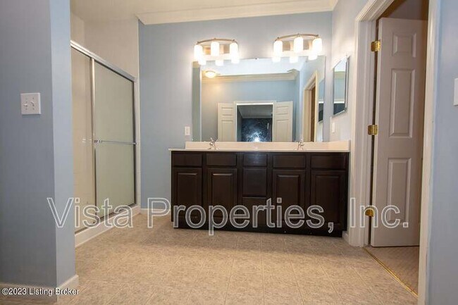 Building Photo - 2704 Bradford Commons Dr