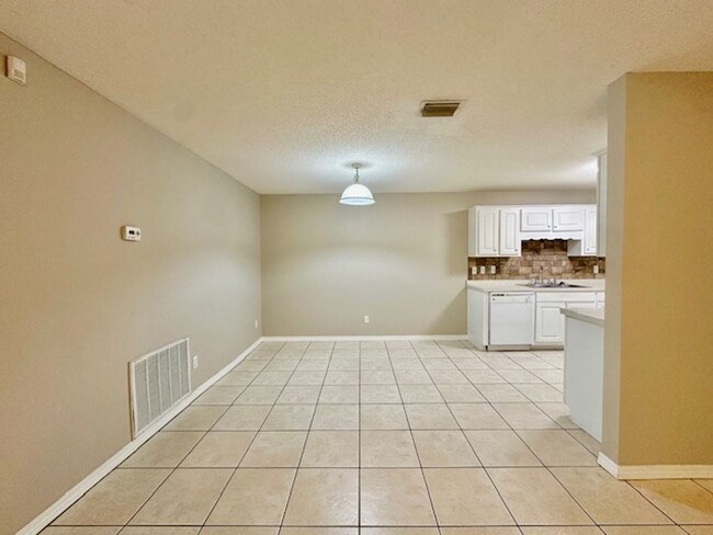 Building Photo - 2 bedroom/2 bathroom/2 car garage town hom...