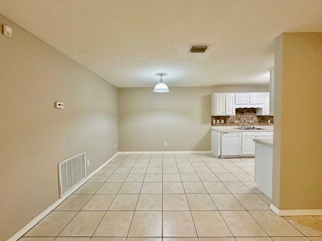 Building Photo - 2 bedroom/2 bathroom/2 car garage town home for rent in Mary Esther, East of Hurlburt AFB!