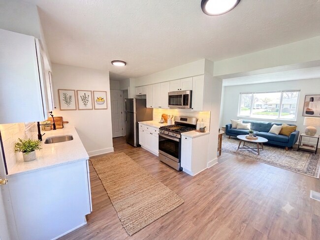 Building Photo - Freshly Renovated 3 Bedroom, 1.5 Bath Townhome in Joliet