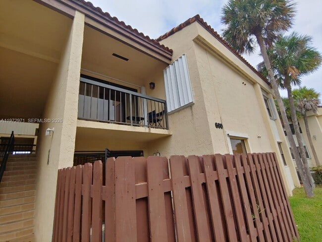 Building Photo - 690 W Park Dr