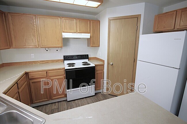 Building Photo - 8013 W Queen Ct