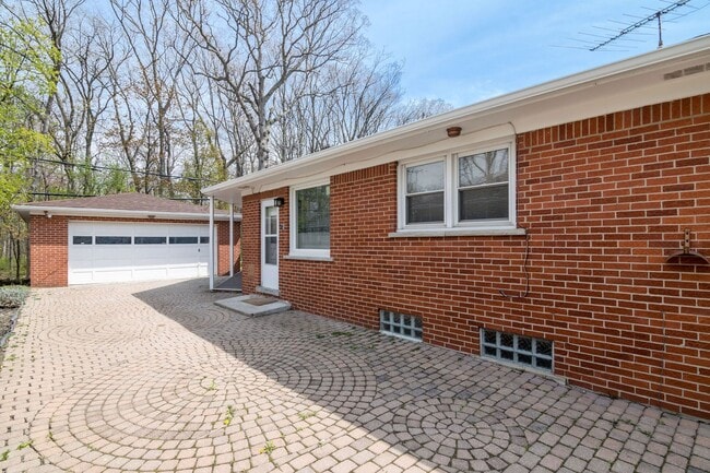 Building Photo - 1427 Woodland Dr