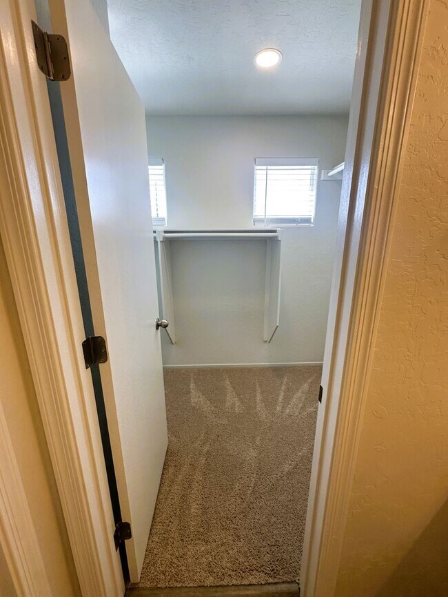 Building Photo - ANTHEM HIGHLANDS!! READY FOR IMMEDIATE MOV...