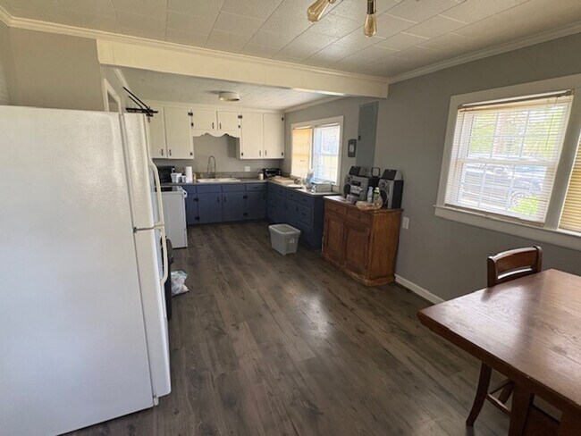 Building Photo - Fully furnished house on the outskirts of town.