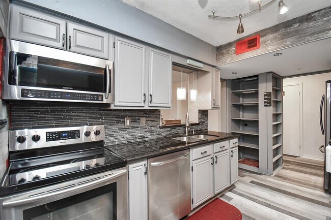 Building Photo - 11525 Burdine St