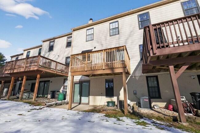 Building Photo - Newly Refinished 2 Bedroom Townhome