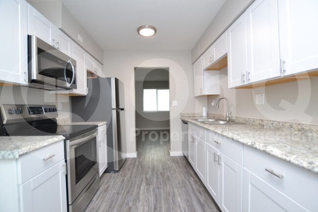 Primary Photo - 2210 W Devonshire Ave