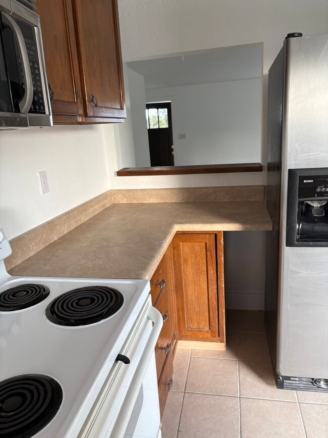 Building Photo - Spacious 2/2 with a garage available until AUGUST