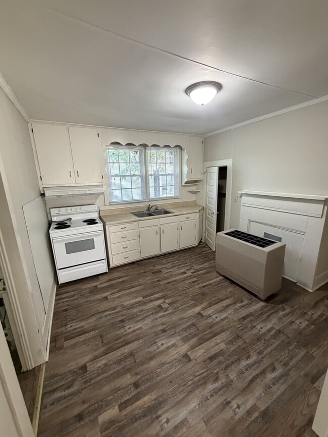 Building Photo - 604 E Church St