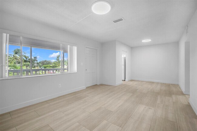 Building Photo - 2101 NE 68th St