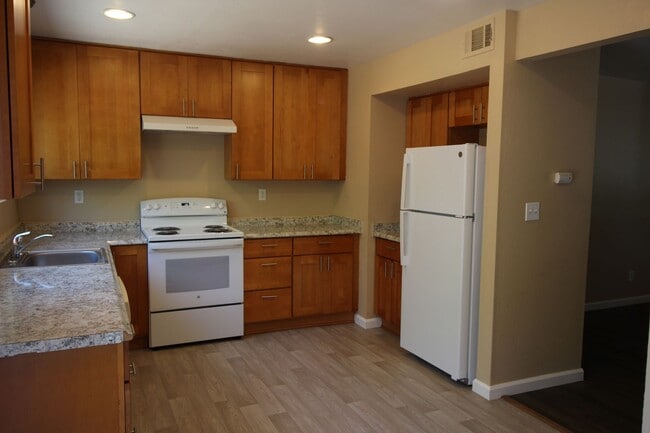 Building Photo - 4441 Yukon Dr
