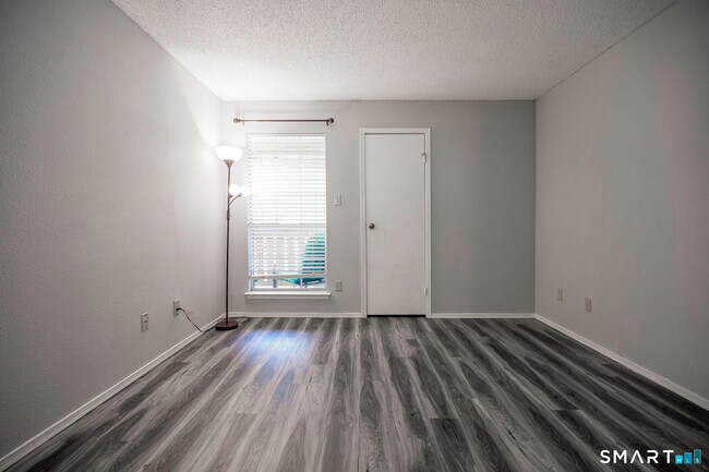 Building Photo - 82 Crown Knoll Ct