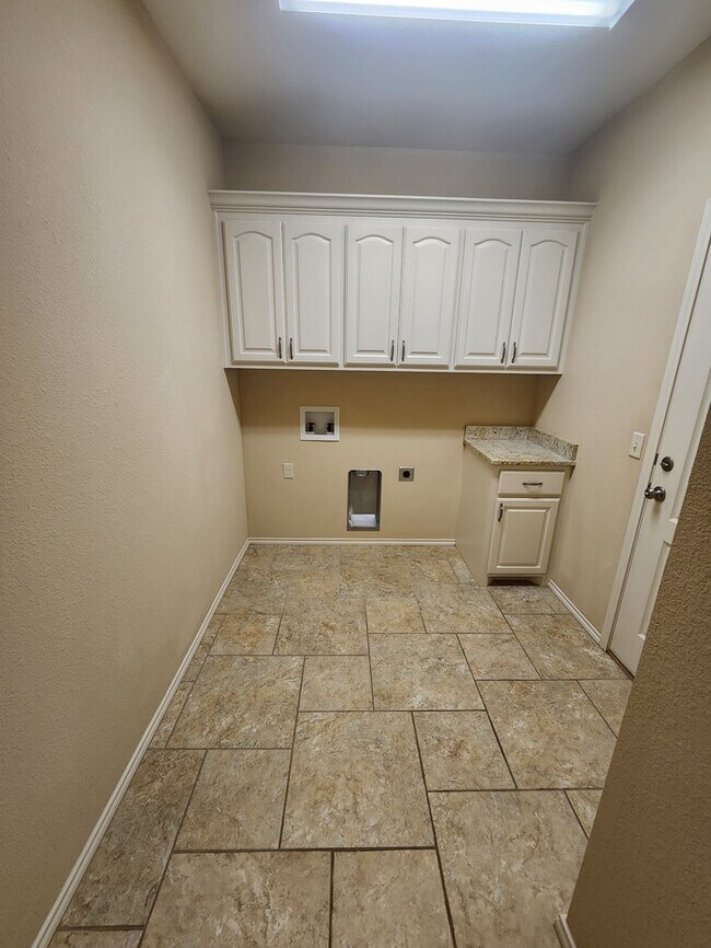 Building Photo - 3 bed 2 bath patio home, 3 car garage!