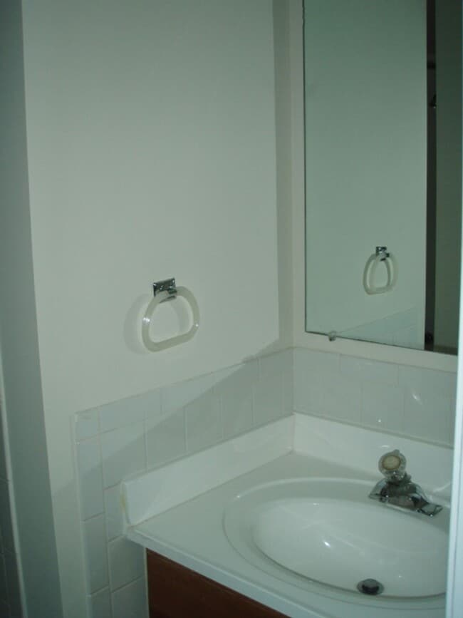Building Photo - Classic 4 Bed 3.5 Bath Brick Townhome With...