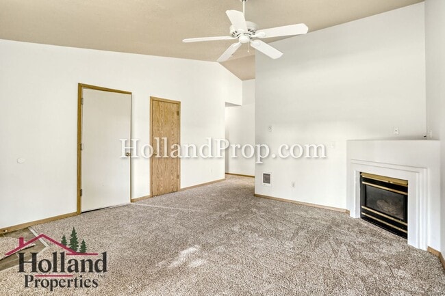 Building Photo - Lovely 2 bedroom unit with private fenced yard!