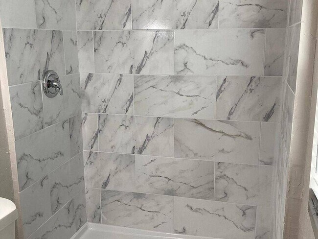 Building Photo - 616 E Gandy St