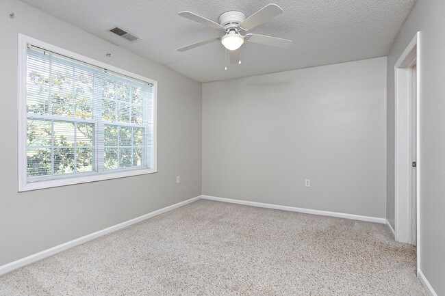 Building Photo - Spacious 3 Bed 3 Bath Apartment near NCSU & Downtown Raleigh! Available August 15th!