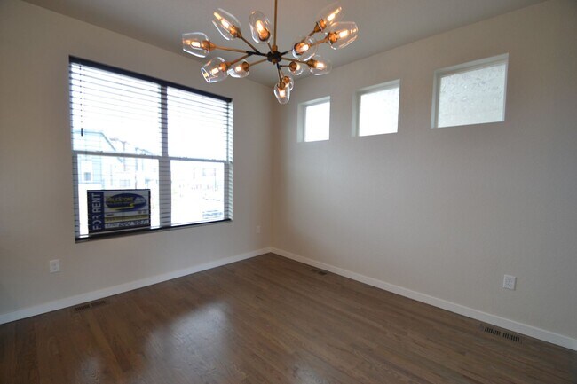 Building Photo - 2 Bedroom Home with VIEWS of the Mountains