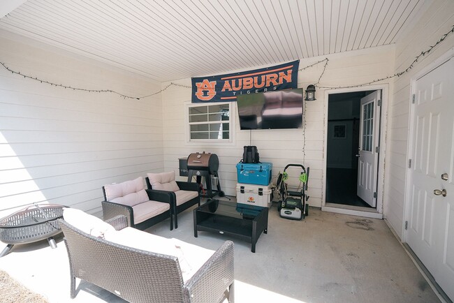 Building Photo - 3855 Academy Dr