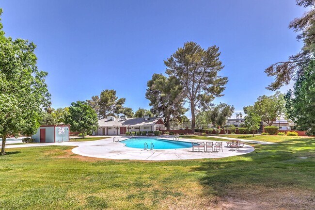 Building Photo - Huge one bedroom condo close community pool and tennis courts.