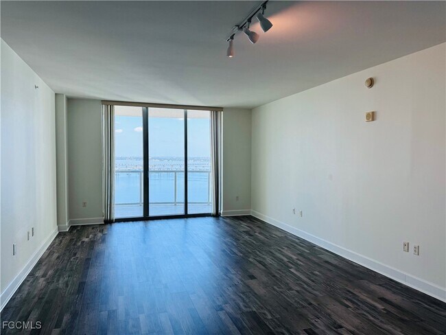 Building Photo - 3000 Oasis Grand Blvd