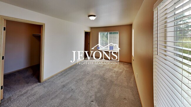 Building Photo - 708 N 29th Ave