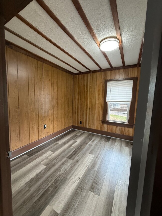 Building Photo - 221 Valley Pike Rd