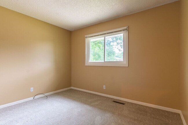 Building Photo - 6012 Fleetwood Dr