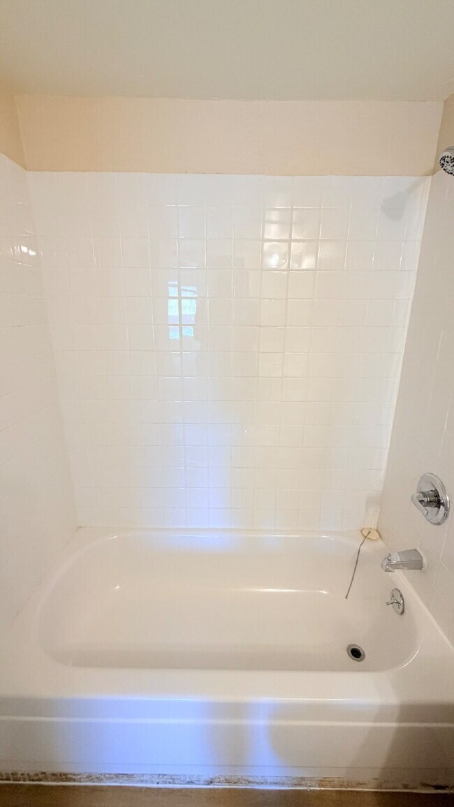 Building Photo - TOTALLY REFURBISHED 2 Bed 2 Bath Condo in Woodstream Falls. NEW Paint NEW Carpet & Flooring. Spac...