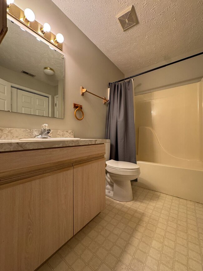 Building Photo - Cute 2 Bed 2 Bath Ground Level Condo with Community Pool