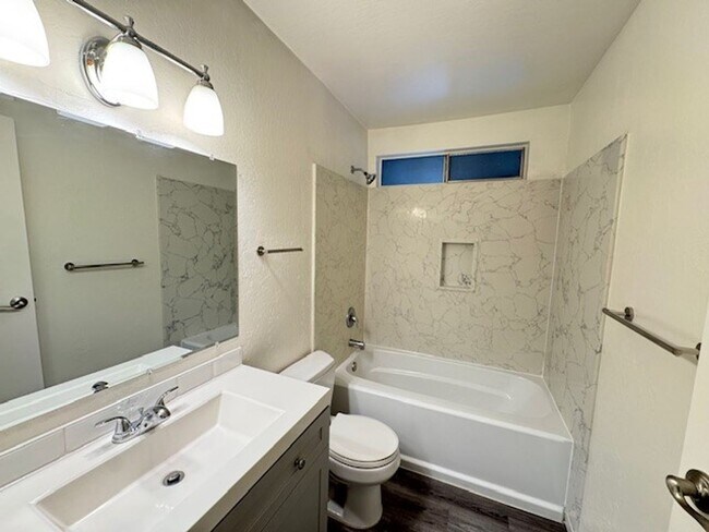 Building Photo - Beautiful upper level 1 bedroom, 1 bath unit in Station West