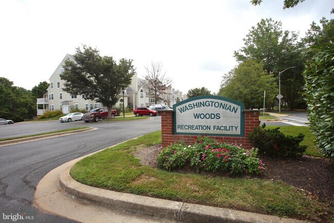 Building Photo - 913 Hillside Lake Terrace