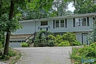 Building Photo - 3038 Heatherhill Dr SE