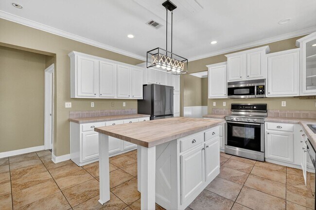 Building Photo - Charming and spacious home for rent in Leesburg!