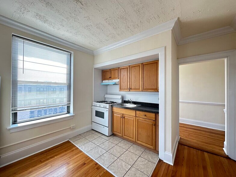 Building Photo - 2737 N Spaulding Ave