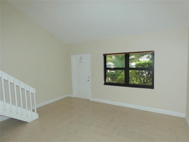 Building Photo - 1455 Holly Heights Dr