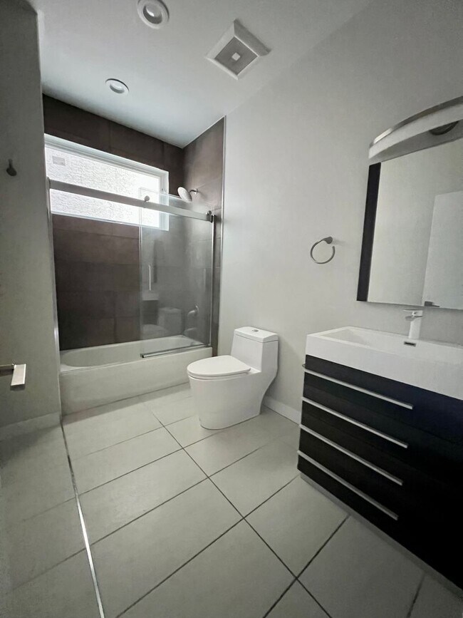 Building Photo - 932 N Marshall St